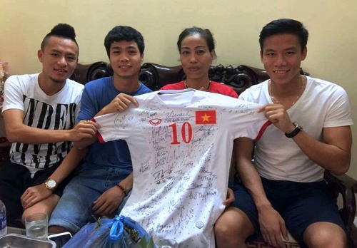 Cong Phuong tang ao dau cho cuu VDV Vu Bich Huong hinh anh