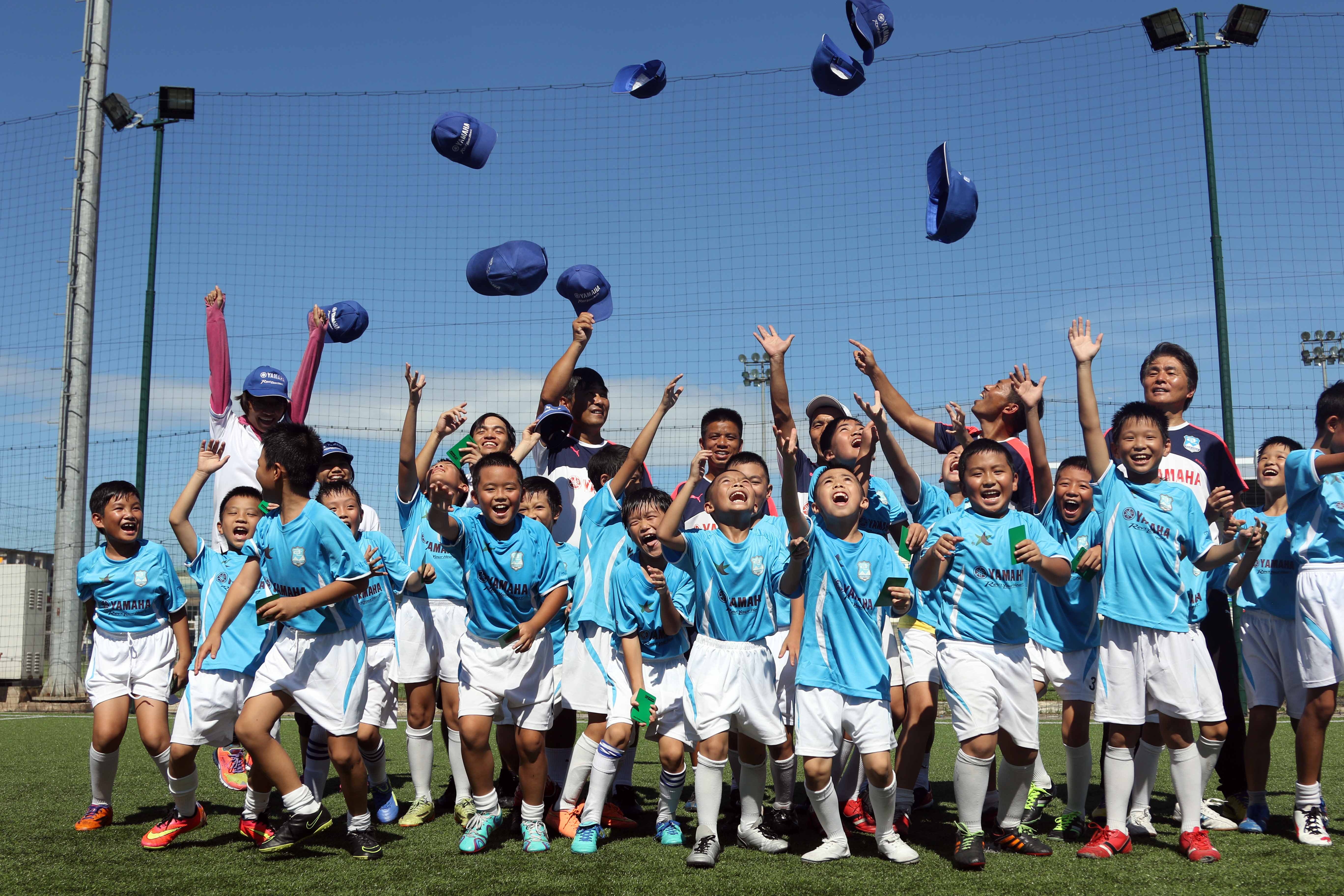 Be giang trai he bong da uom mam tai nang hinh anh