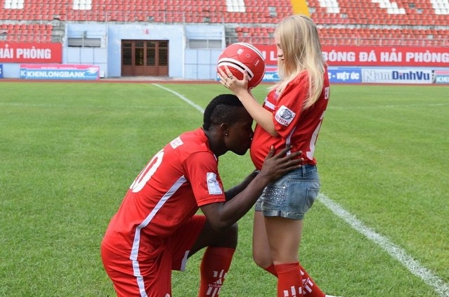 Bo anh bung bau cua vo ngoai binh V.League hinh anh