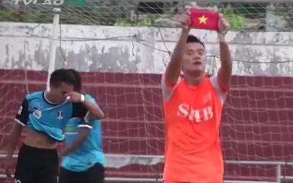 Xuan Nam luon gio cao co Viet Nam khi an mung o giai Lao hinh anh