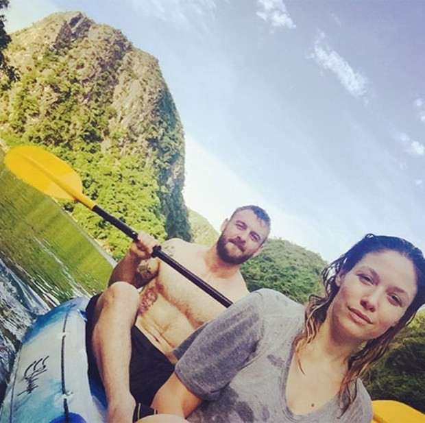 1.	Daniele de Rossi (tiền vệ ĐT Italy/AS Roma): Cách đây vài ngày, Daniele de Rossi đăng tải một số bức ảnh về chuyến tham quan vịnh Hạ Long trên mạng xã hội Twitter. Anh cùng với cô bạn gái, diễn viên Sarah Felberbaum chọn Việt Nam làm điểm khởi đầu cho chuyến du lịch qua ba nước Việt Nam, Campuchia và Thái Lan. Được biết, De Rossi quan tâm đến Việt Nam qua sự giới thiệu của ông bố Alberto de Rossi, người từng dẫn dắt U19 AS Roma sang Việt Nam thi đấu giao hữu.