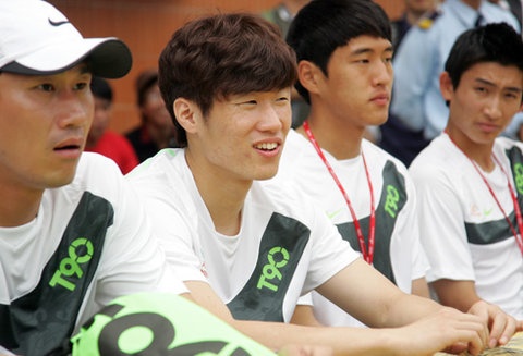 10.	Park Ji Sung (cựu tiền vệ ĐT Hàn Quốc/ Man United): Tháng 6 năm 2011, Park Ji Sung cùng nhiều ngôi sao bóng đá châu Á nổi tiếng đã tổ chức một trận đấu giao hữu với CLB Navibank Sài Gòn (đã giải thể) nhằm gây quỹ từ thiện phát triển bóng đá châu Á. Hoạt động này còn có sự tham gia của nhiều nghệ sĩ nổi tiếng của Hàn Quốc như nhóm nhạc JYJ và minh tinh Han Hye Jin..