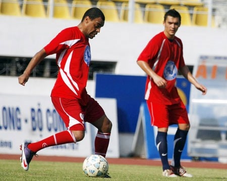 11.	Denilson (cựu tiền đạo Brazil/Xi măng Hải Phòng): Cuối tháng 5 năm 2009, CLB Xi măng Hải Phòng (nay là CLB Hải Phòng) tạo nên cơn sốt ở V.League khi hoàn tất bản hợp đồng với Denilson – ngôi sao từng vô địch World Cup 2002. Ngay phút thứ hai trong trận ra mắt gặp Hoàng Anh Gia Lai, Denilson làm các khán giả có mặt trên sân Lạch Tray phấn khích tột độ sau pha đá phạt đẹp mắt bằng chân trái sở trường. Tuy nhiên chỉ ít lâu sau, Xi măng Hải Phòng phát hiện Denilson đang mắc phải chấn thương đầu gối nghiêm trọng và nhanh chóng thanh lý hợp đồng với “quả bom xịt”. Họ phải cắn răng thanh toán đầy đủ các khoản chi phí rất lớn liên quan đến thương vụ này.