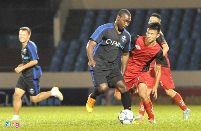 2.	Andy Cole (cựu tiền đạo Man United): Cựu danh thủ của Manchester United đặt chân đến Việt Nam vào ngày 19/6. Ngay sau đó, ông có buổi giao lưu với người hâm mộ tại sân vận động Bách Khoa (Hà Nội), đồng thời phối hợp cùng Công Vinh, Thành Lương và cựu tuyển thủ quốc gia Như Thuần để lựa chọn ra 20 cầu thủ, lập thành “Đội hình trong mơ” thi đấu giao hữu với CLB Than Quảng Ninh trên sân Cẩm Phả vào ngày 21/6..