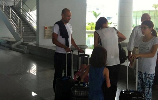 3. Pep Guardiola (HLV Bayern Munich): Trước Andy Cole, báo chí và người hâm mộ bóng đá Việt Nam xôn xao trước sự có mặt đầy bất ngờ của HLV Pep Guardiola. Ông cùng với gia đình đến Việt Nam nhằm mục đích du lịch nên tỏ ra rất kín tiếng. Sau nửa ngày nghỉ ngơi và đi tham quan phố cổ Hà Nội bằng xích lô, Pep cùng người thân di chuyển xuống Hạ Long và sau đó là thành phố Đà Nẵng.