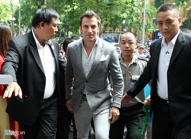 4.	Alexandro del Piero (cựu tiền đạo Juventus/tuyển Italy): Gần như cùng thời điểm với HLV Pep Guardiola, cựu danh thủ của đội tuyển Italy đến Việt Nam với vai trò là đại sứ thương hiệu cho một hãng xe nổi tiếng của Italy. Trong ba ngày lưu lại Việt Nam, Del Piero đã đến tham quan các địa danh nổi tiếng ở Hà Nội, dự buổi họp báo ra mắt sản phẩm mới của hãng xe và làm từ thiện ở Bệnh viện Nhi Trung ương..