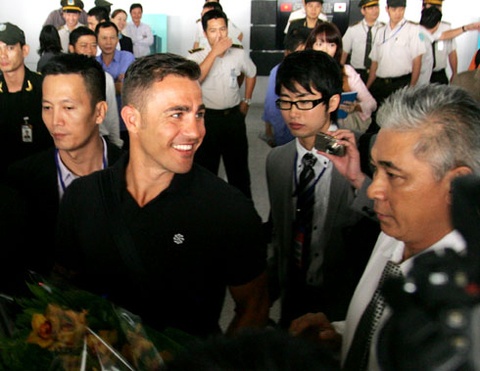 8.	Fabio Cannavaro (cựu hậu vệ ĐT Italy/ Juventus/Real Madrid): Trong vòng gần hai năm, cựu danh thủ Italy đã đến Việt Nam hai lần. Lần đầu vào tháng 1 năm 2012, Cannavaro thi đấu biểu diễn với các cầu thủ năng khiếu tại thành phố Hồ Chí Minh, gặp gỡ các khách hàng của một ngân hàng lớn, bên cạnh những hoạt động như phỏng vấn báo chí hay giao lưu với người hâm mộ. Lần thứ hai là vào tháng 11 năm 2013, Cannavaro đến Việt Nam để tham dự vòng chung kết của một giải đấu bóng đá đường phố quốc tế được tổ chức thường niên..