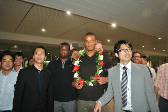 9.	Vincent Kompany (thủ quân đội tuyển Bỉ/Man City): Tháng 6/2012, Vincent Kompany đặt chân đến thành phố Hồ Chí Minh với mục đích làm từ thiện. Ngoài ra, Kompany còn dự định hợp tác với Việt Nam để mở học viện đào tạo trẻ..