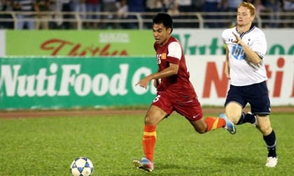 Ban thang cua Duc Huy vao luoi U19 Tottenham tai giai quoc te hinh anh