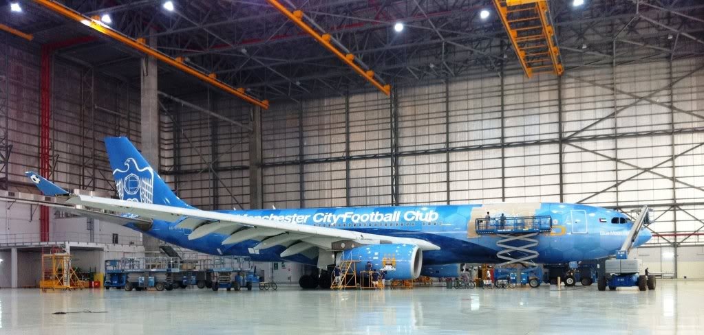 Canh 40 nguoi tho dung 450 lit son de trang tri may bay Manchester City hinh anh