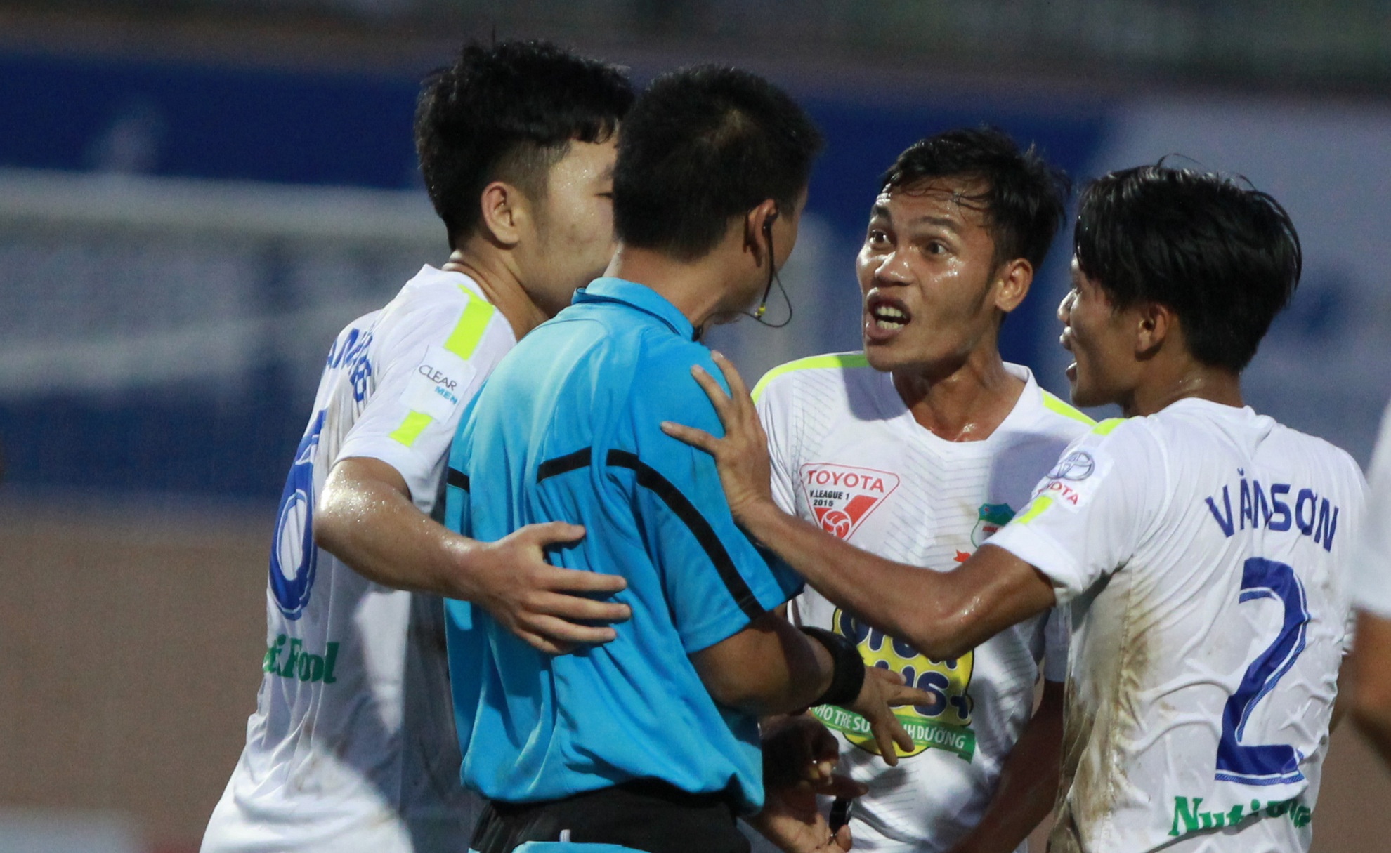 HAGL nhan an ky luat vi phan ung trong tai hinh anh