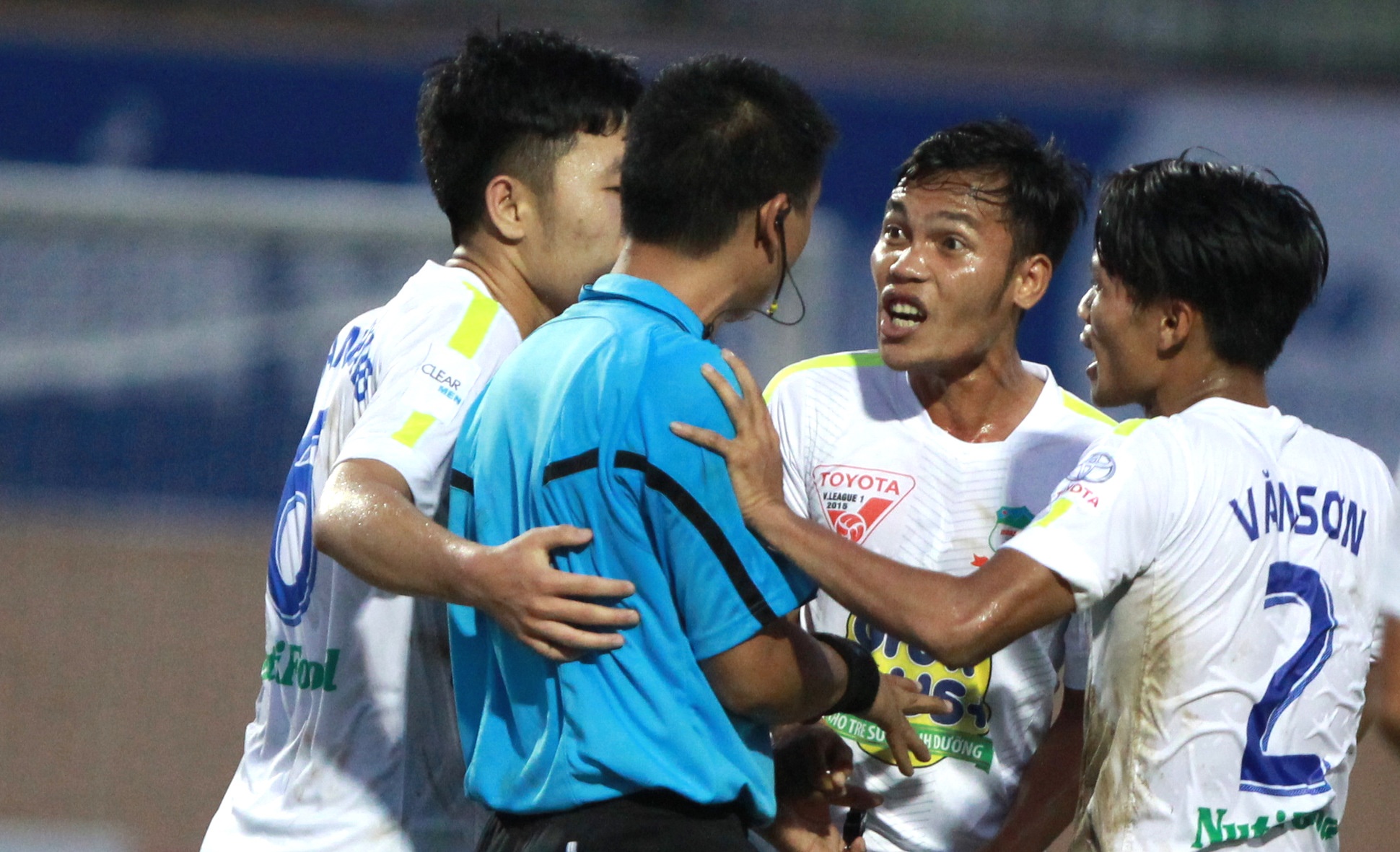 Cau thu HAGL lao vao phan ung trong tai sau ban thua hinh anh