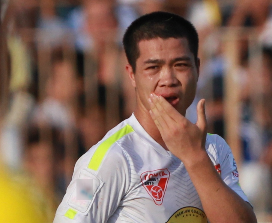 Cong Phuong rom mau, bam tim suon sau tran thua Thanh Hoa hinh anh