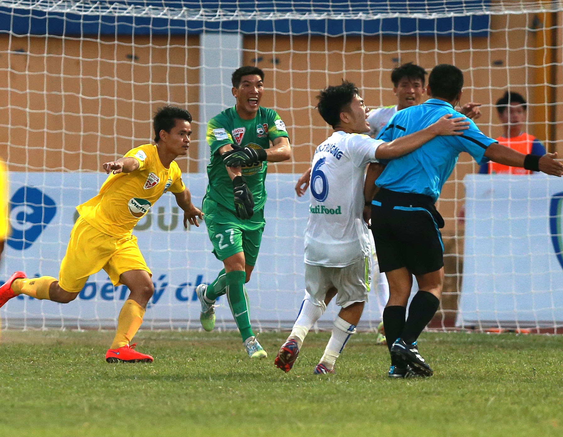 Goc may chung to HAGL nhan ban thua oan tran gap Thanh Hoa hinh anh