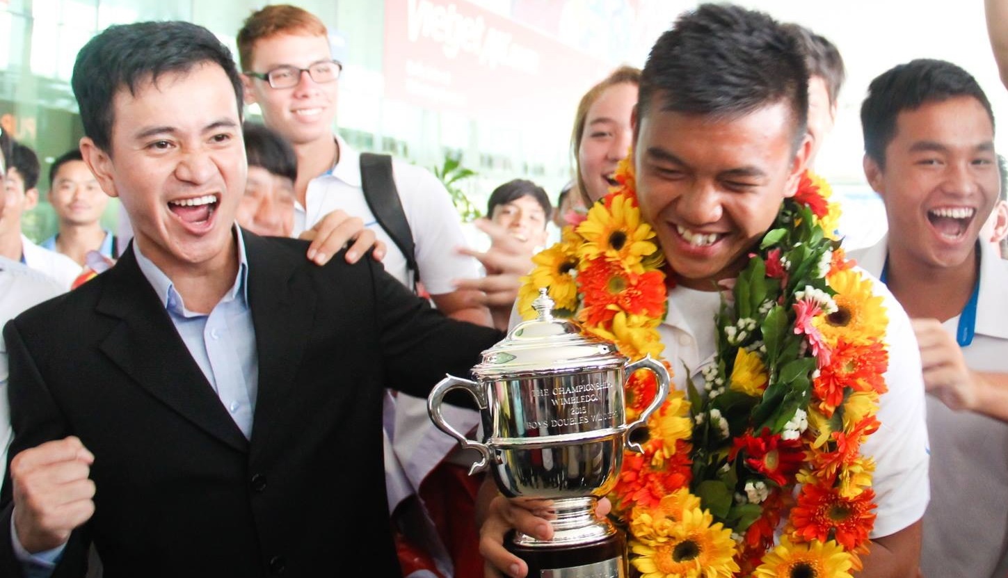 Ly Hoang Nam duoc chao don o san bay Tan Son Nhat hinh anh