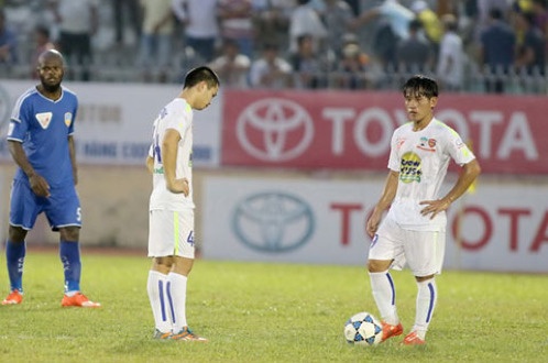 Hình ảnh buồn vì đội nhà bị thủng lưới đã trở nên quá quen thuộc với Công Phượng (trái) và đồng đội - Ảnh: Thắng Lê