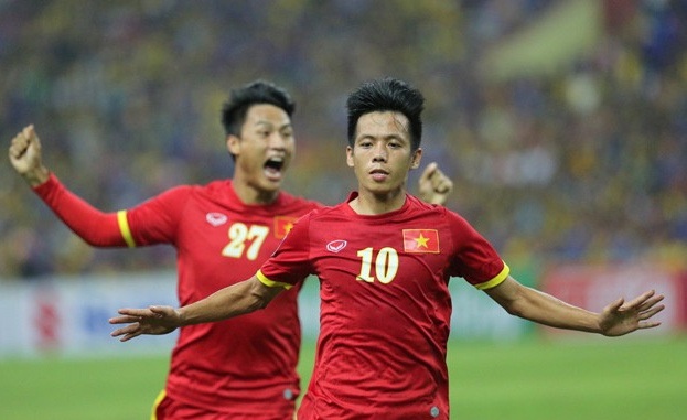 Van Quyet khat khao ghi ban vao luoi Joe Hart hinh anh