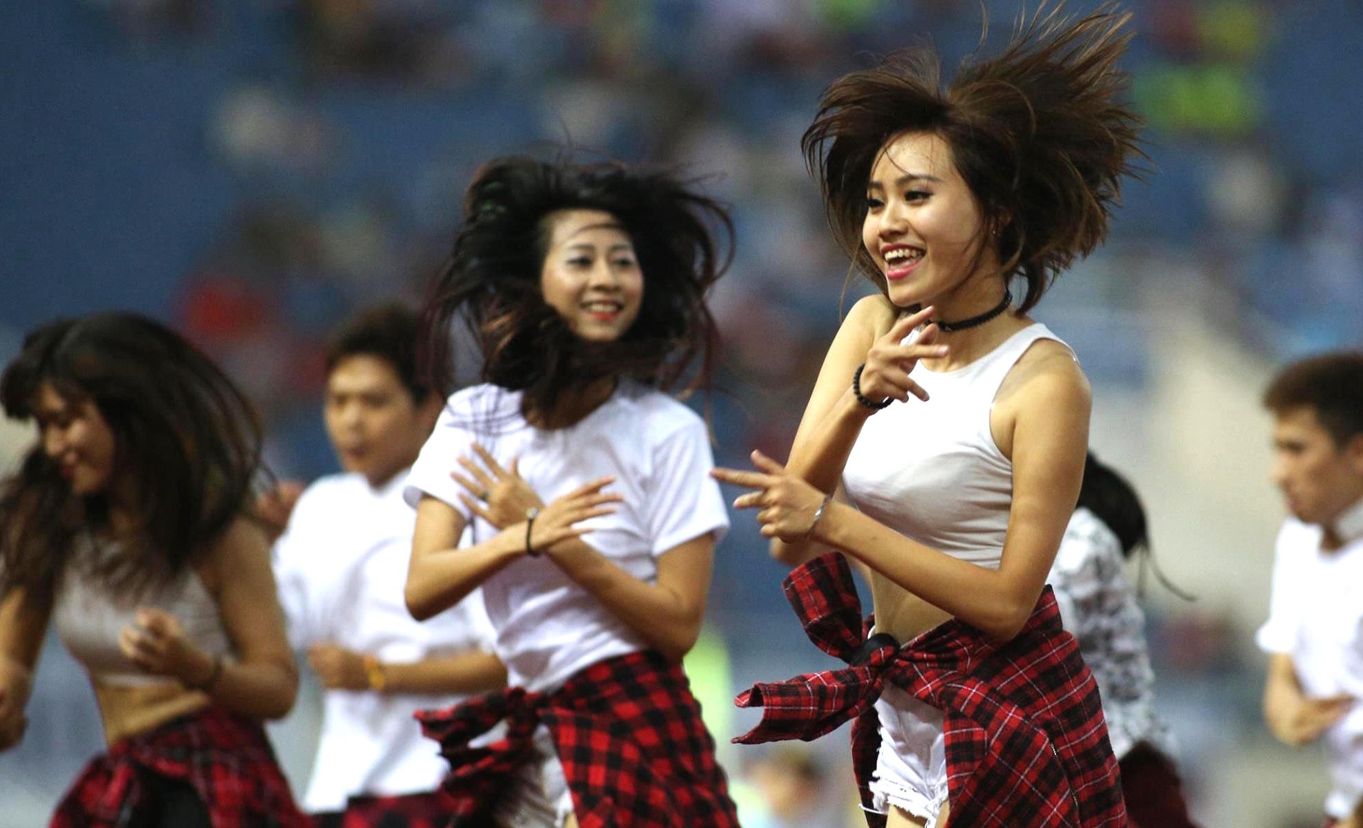 Dan vu cong va nu ca si gay an tuong voi Man City hinh anh