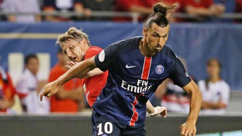 Schweinsteiger thường xuyên bị Ibra qua mặt.