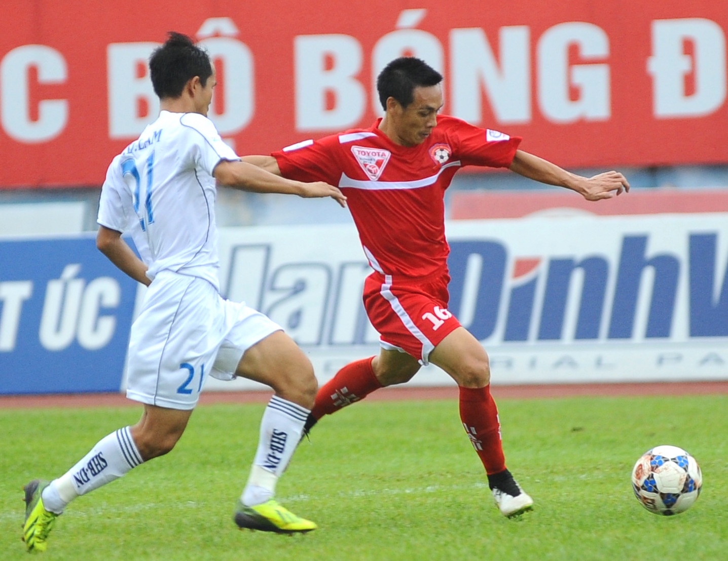 Cau thu tung nga vo xuong lap cong giup Hai Phong thang tran hinh anh