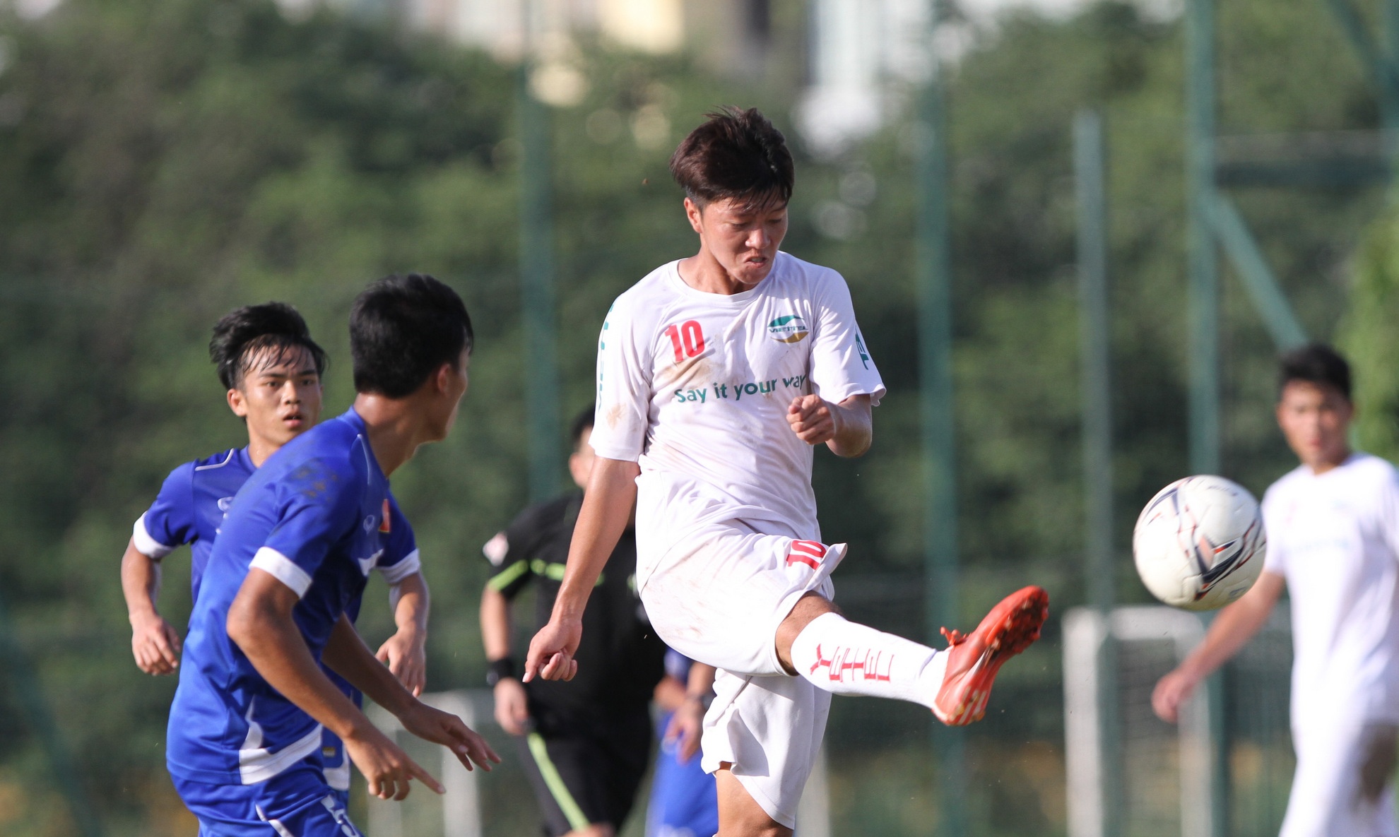U19 Viet Nam bi Viettel cam hoa trong tran cau mua ban thang hinh anh