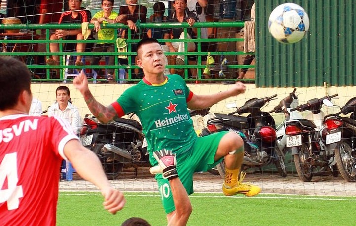 Ca si Tuan Hung lap cu dup trong tran dau tu thien hinh anh