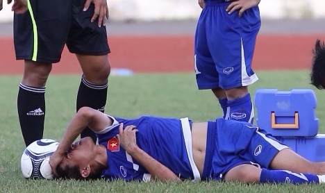 Tien ve U19 Lao da vao bap chan khien Thanh Hau chan thuong hinh anh