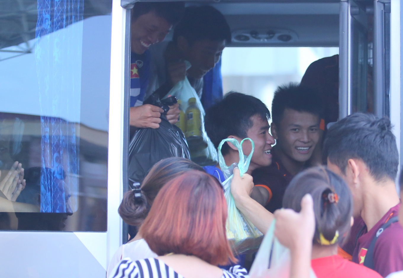 Nguoi ham mo tran len xe thuong qua que cho U19 Viet Nam hinh anh