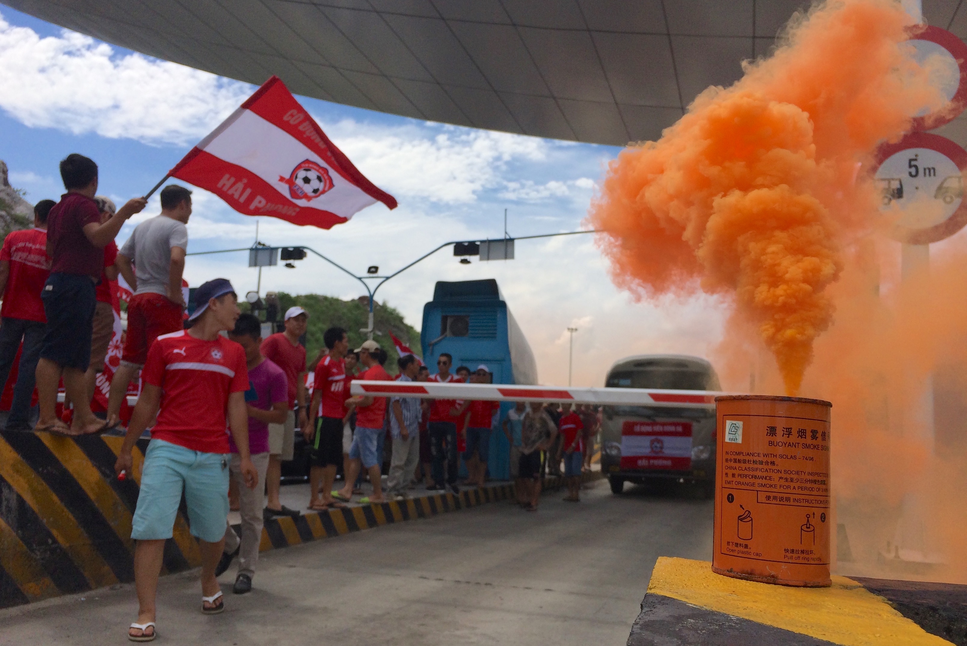 CDV Hai Phong dot phao khoi gay tac nghen o tram thu phi Quang Ninh hinh anh