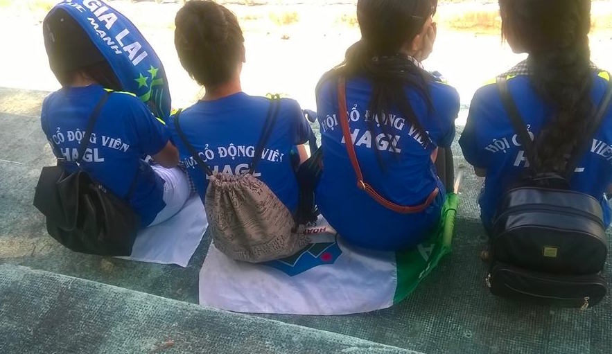 Fan ngoi len co CLB, nem tien am phu tren khan dai V.League hinh anh