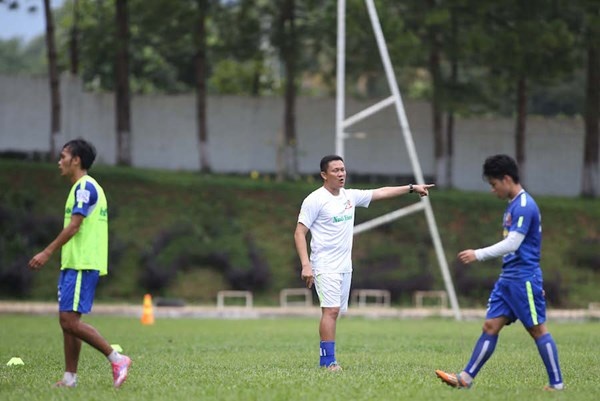 HLV Nguyễn Quốc Tuấn (trái) đưa ra một vài quy định sinh hoạt mới nhằm giúp các học trò thay đổi không khí tập luyện.