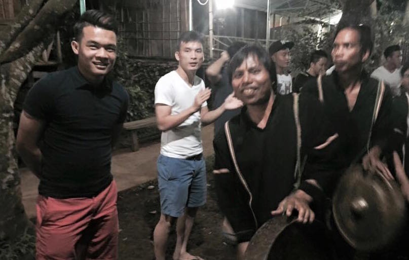 Cau thu SLNA nhay dieu nhac cong chieng o Gia Lai hinh anh