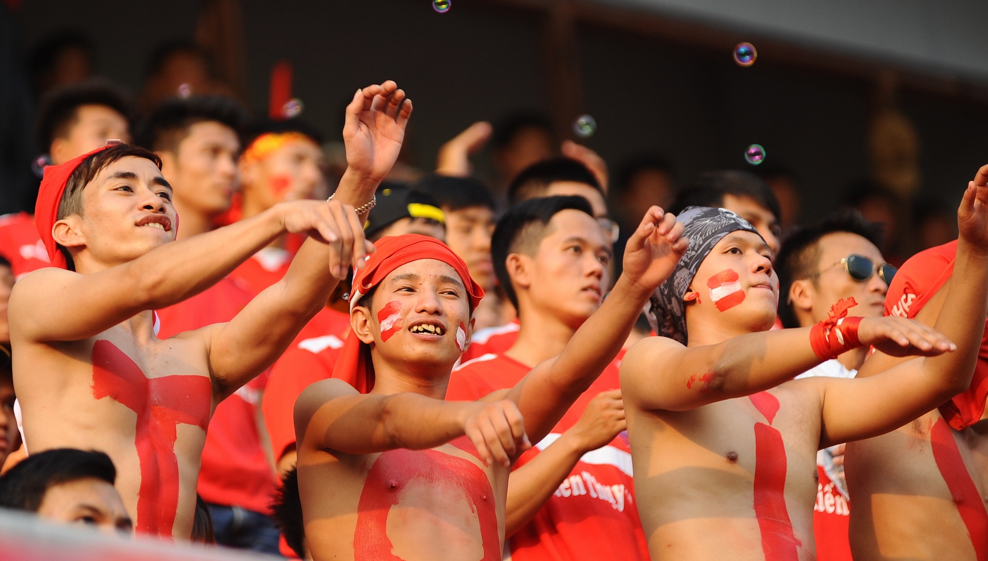 Fan Hai Phong son len nguc tran co vu doi nha thi dau hinh anh