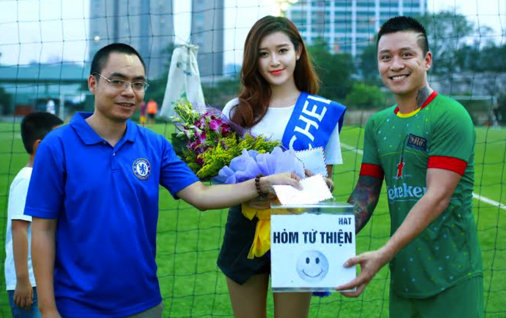 Tuan Hung ghi ban trong tran dau voi fan Chelsea hinh anh