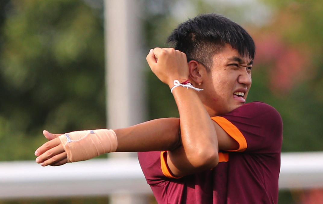 Doi truong U19 VN bang tay ra san tap khich le toan doi hinh anh