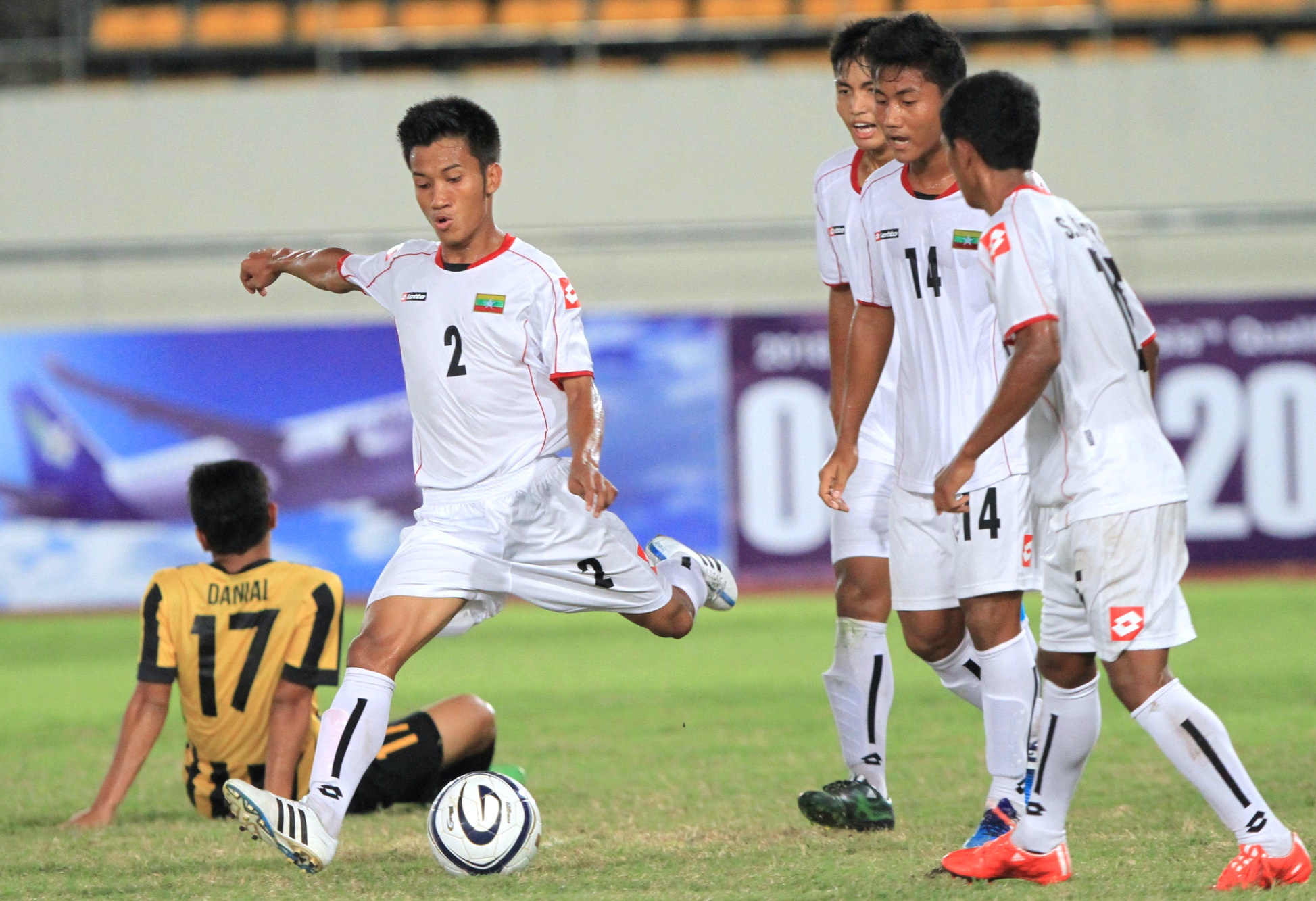 U19 Myanmar nhập cuộc với thế trận bắt buộc phải thắng để nuôi cơ hội giành vé vào bán kết. 