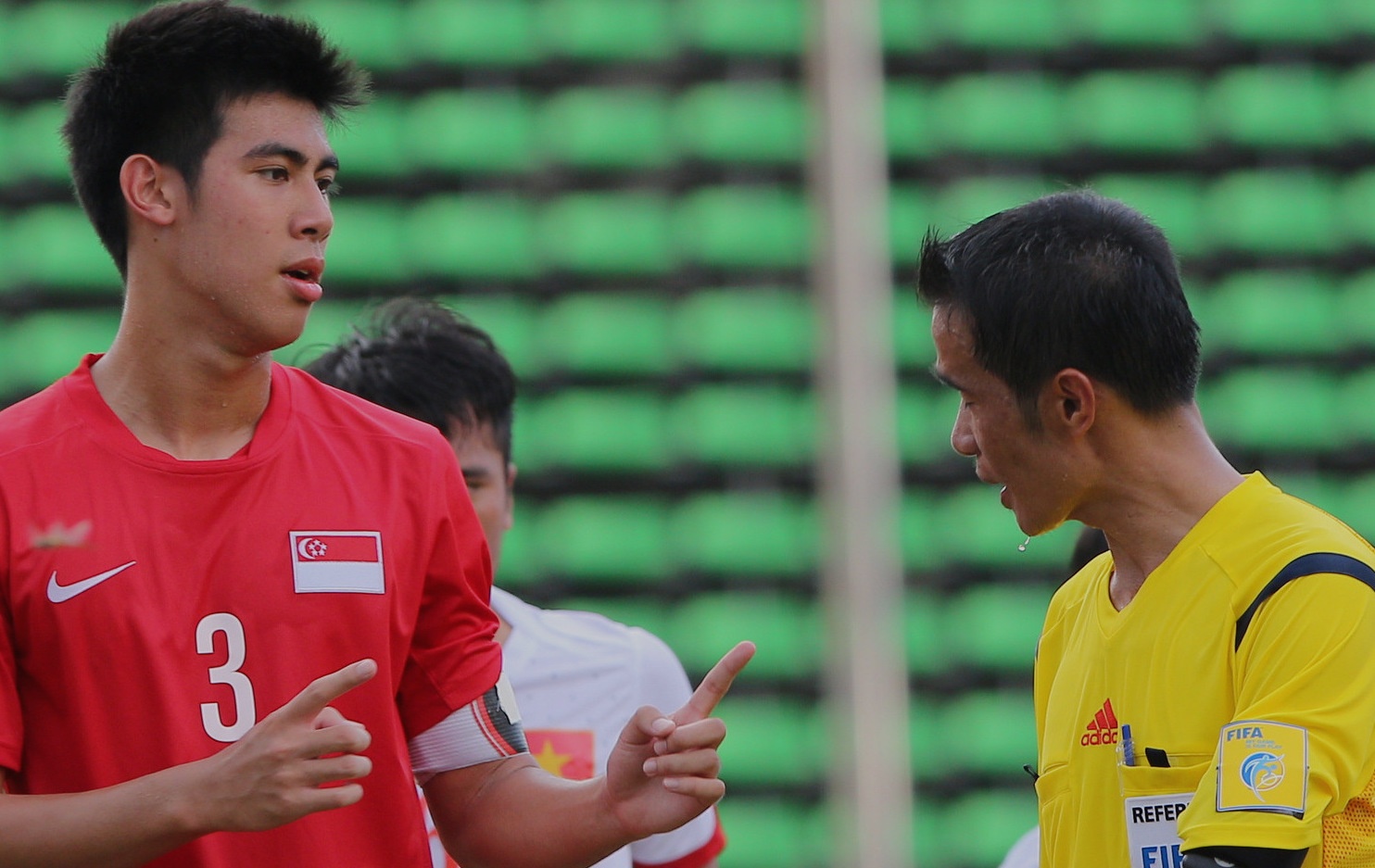 Doi truong U19 Singapore phan ung trong tai thien vi U19 VN hinh anh