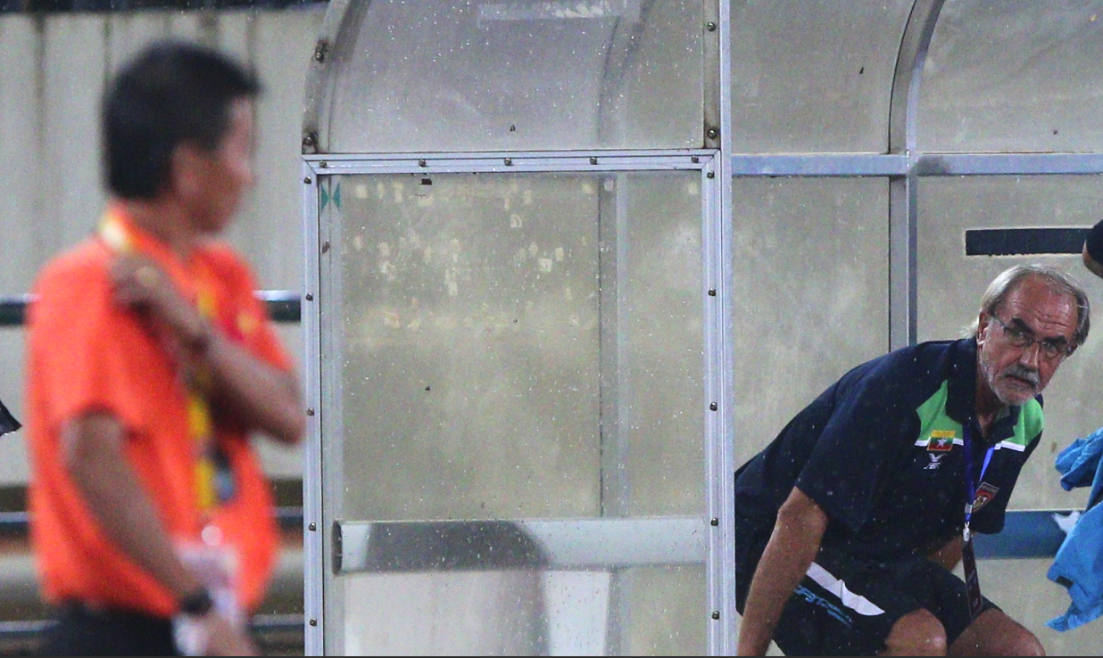 HLV U19 Myanmar nhin cach HLV U19 VN truyen lua cho hoc tro hinh anh