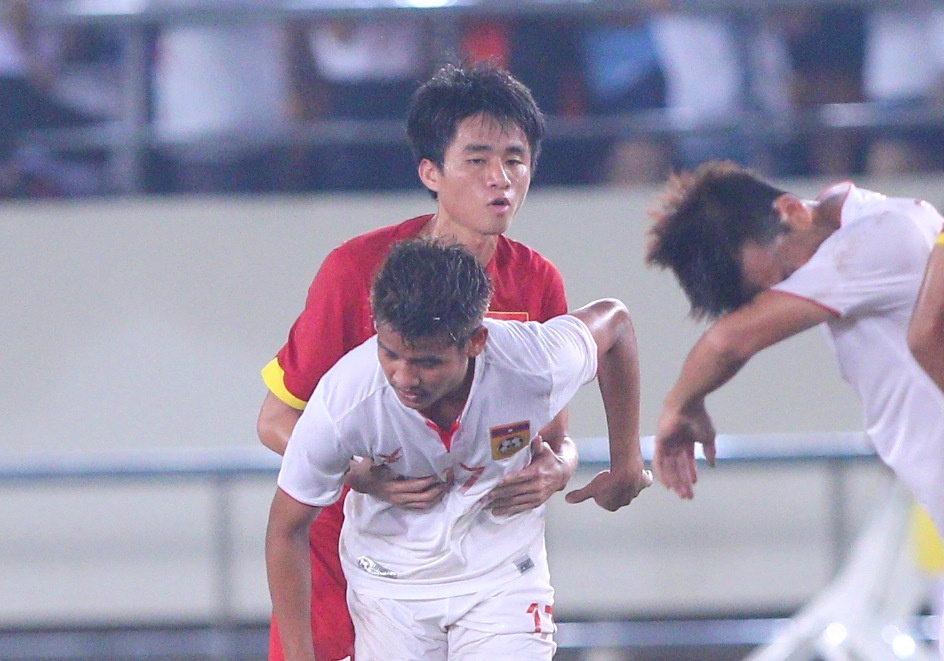 Khan gia Lao co vu hanh dong dep cua U19 Viet Nam hinh anh
