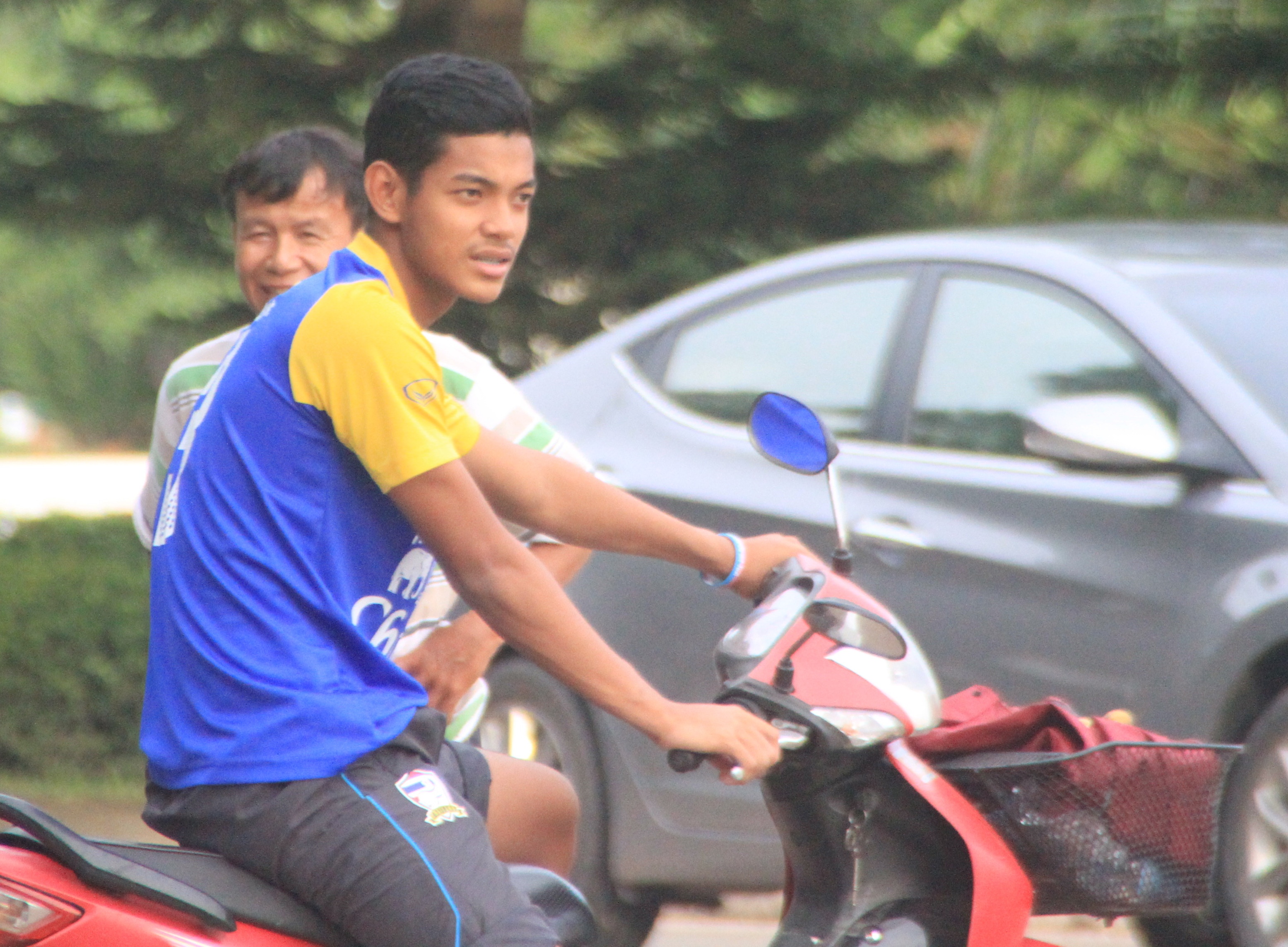 U19 Thai Lan di xe may dao pho truoc tran chung ket gap VN hinh anh