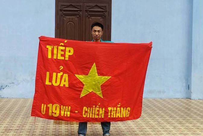 Fan Hai Phong mang phao sang sang Lao co vu U19 Viet Nam hinh anh