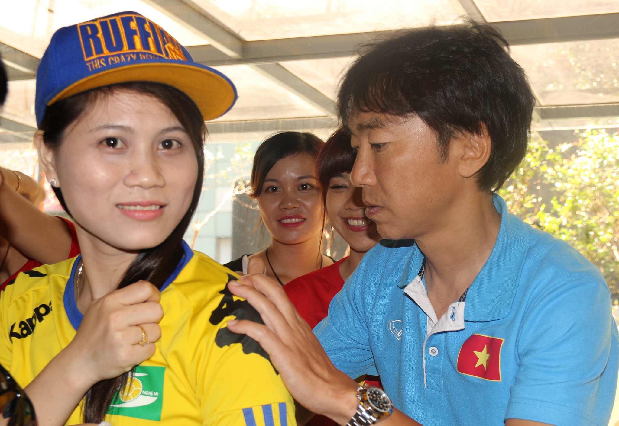 HLV Miura ky tang, chup anh cung nguoi ham mo o Dai Loan hinh anh