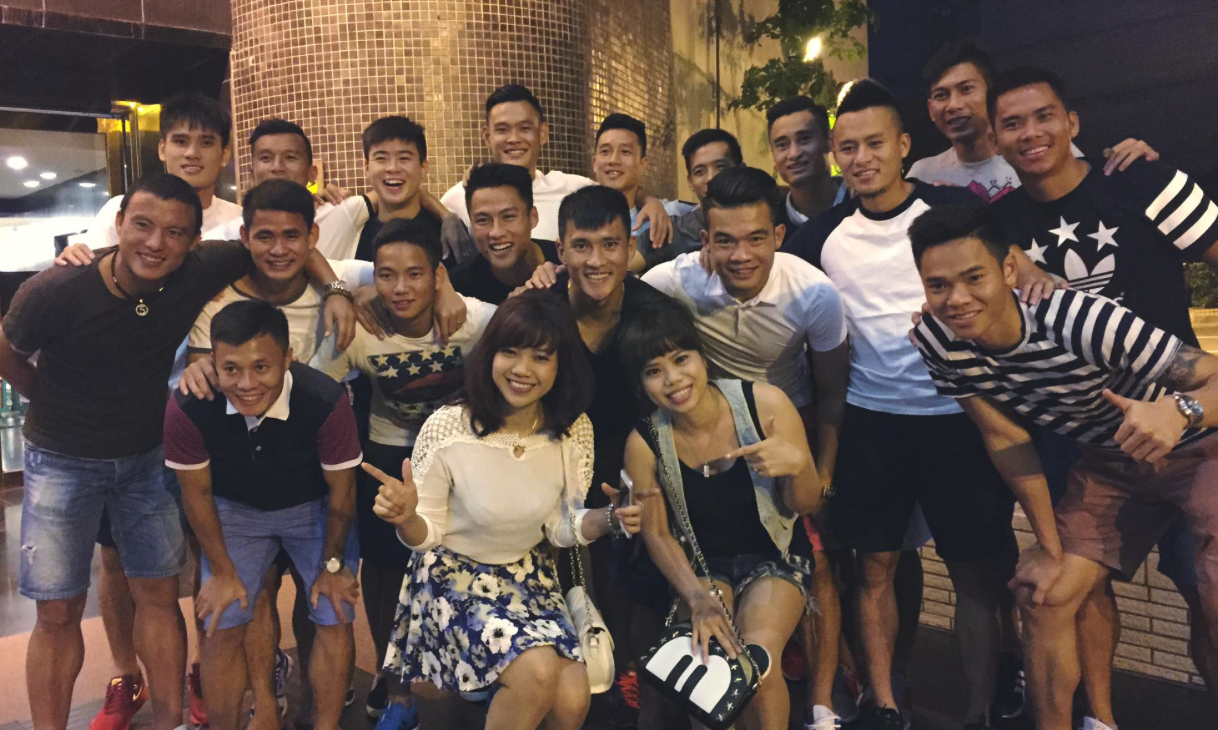 Fan nu dua tuyen thu di mua sam o toa nha cao nhat Dai Loan hinh anh