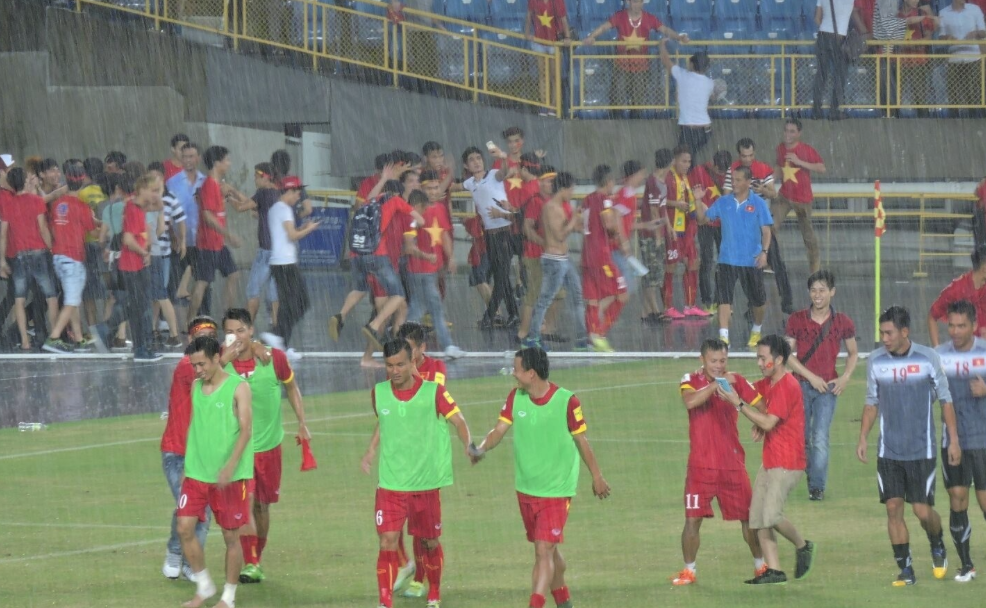 CDV VN an mung qua khich khien tran dau bu gio hon 10 phut hinh anh