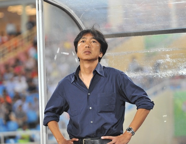 Vi sao HLV Miura khong tu chuc? hinh anh