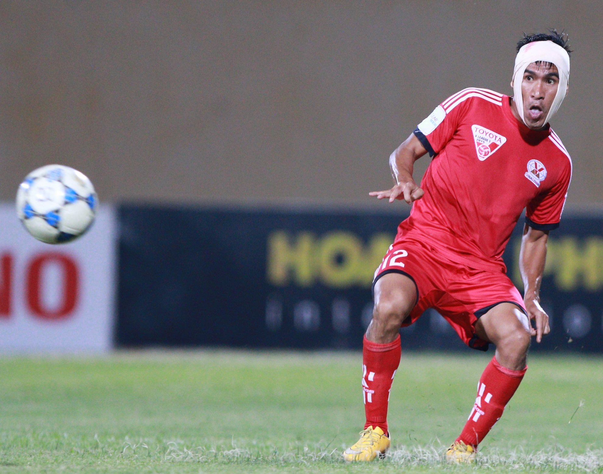 Cau thu Quang Ninh no luc thi dau du bi bang kin dau hinh anh