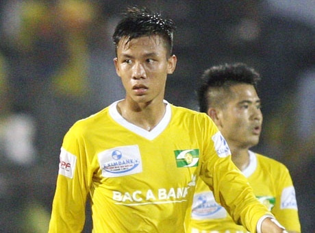 Ngoc Hai tran tinh pha vao bong khien Anh Khoa ngoi xe lan hinh anh