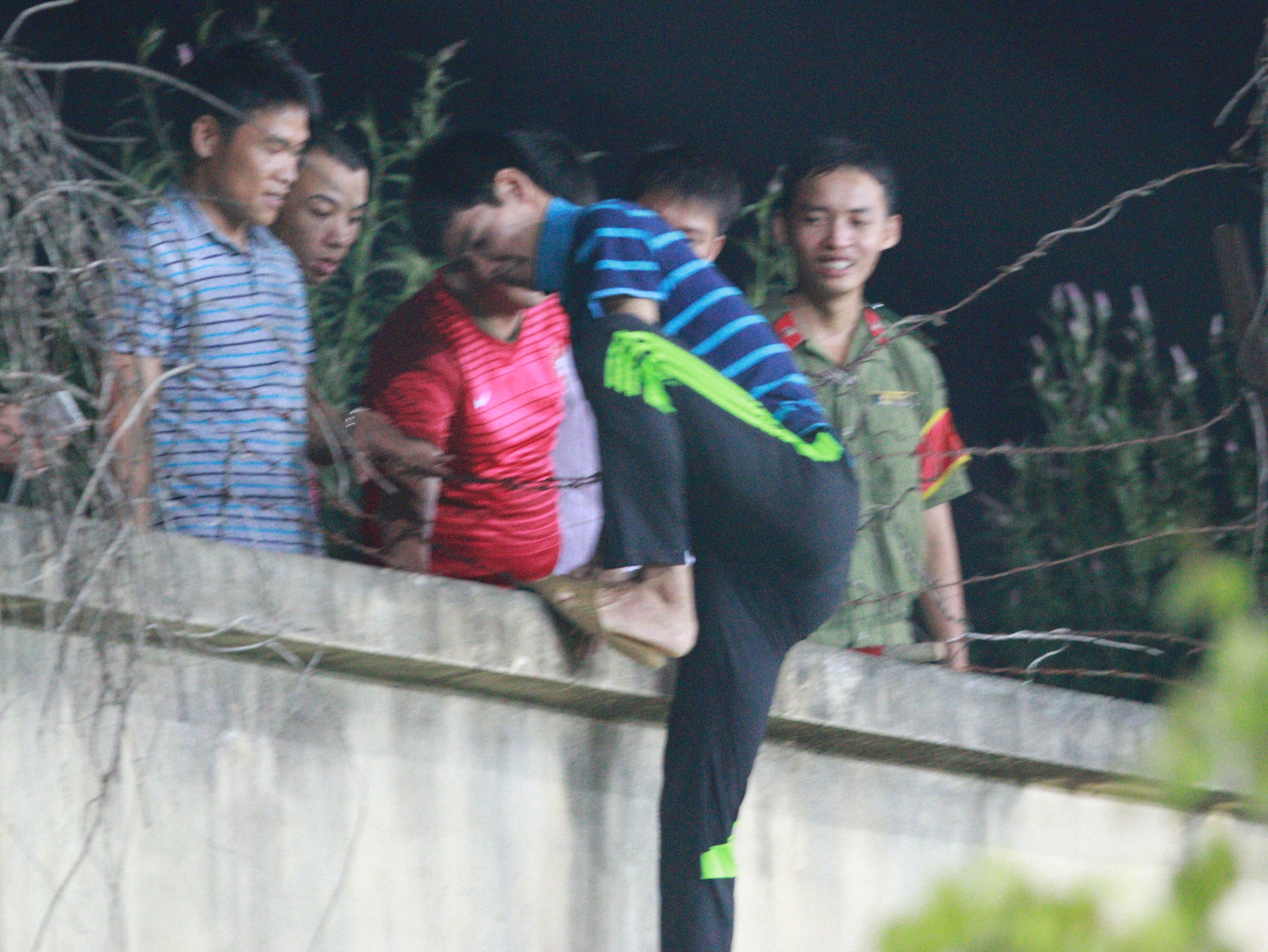 Nguoi ham mo treo rao xin chu ky tuyen thu Viet Nam hinh anh