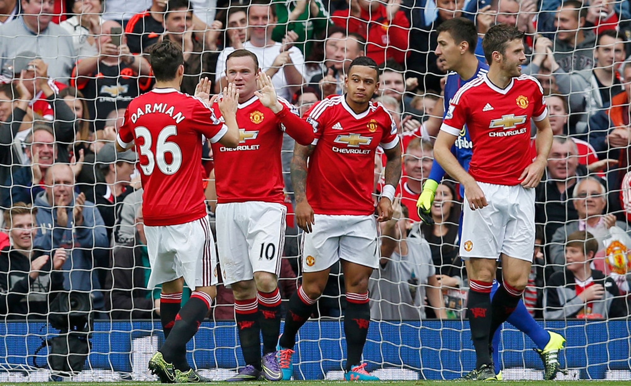 Cầu thủ MU ăn mừng bàn thắng vào lưới Sunderland, trong ngày họ giành 3 điểm để vươn lên ngôi đầu bảng Premier League.