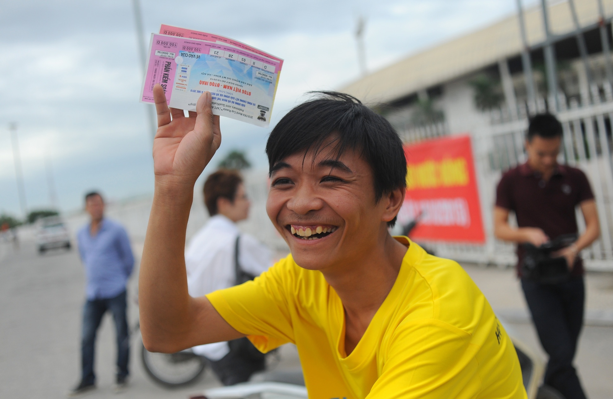 Lac dac nguoi mua ve tran DTVN - Thai Lan hinh anh